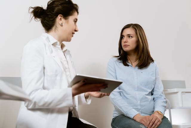 Individual public health consultation Public health professional discussing care options with a woman during an individual consultation, illustrating patient-centered and rights-based health services.